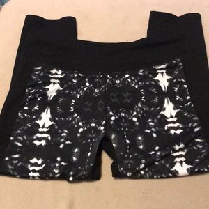 🔥Fabletics black and white Ankle leggings L